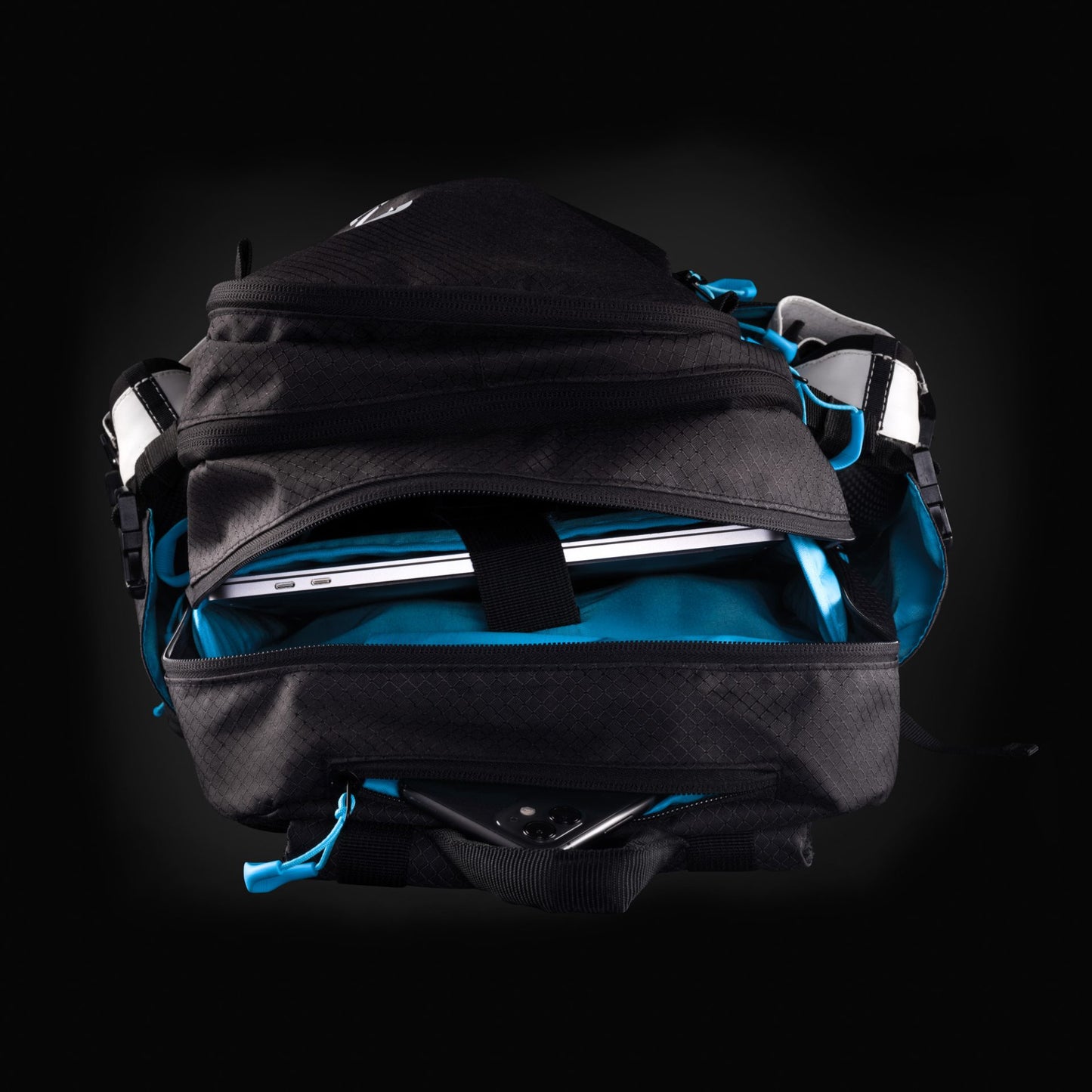 cadomotus-airflow-training-bag-black-laptop